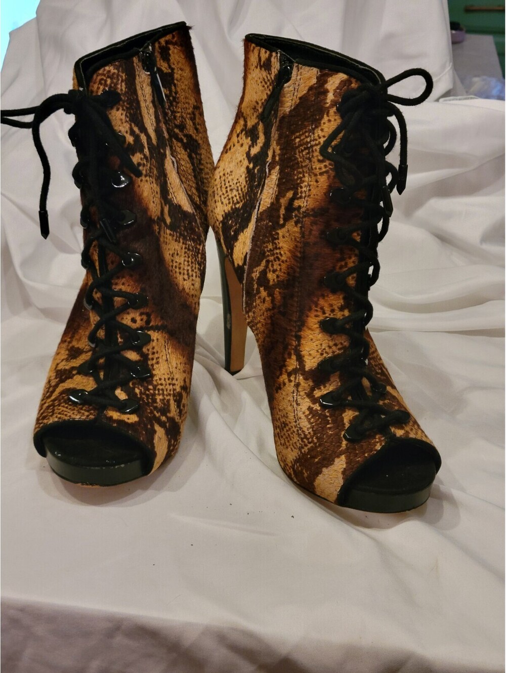 SAM EDELMAN %100 CalfSkin Leather Snake Motif Lace Up Ankle Bootie-Size 10.5